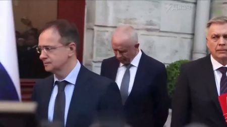 Váš prezident se bojí přijet? Šéf ruské delegace v Istanbulu před otázkami novinářů utekl