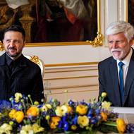 Ukrajinský prezident Volodymyr Zelenskyj s manželkou přijel 4. května 2025 na návštěvu Česka. Na Pražském hradě jej přijal prezident Petr Pavel.