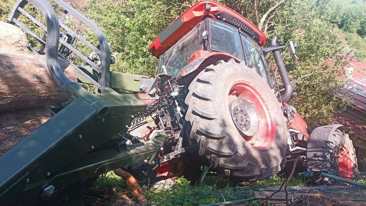 FOTO: Zásah u havarovaného traktoru hasičům komplikoval unikající plyn