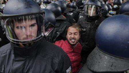 Policistu na propalestinské demonstraci v Berlíně téměř ukopali a ušlapali