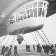 Pergola vzducholodi Hindenburg během přistání. To před 88 lety se ale zle nepovedlo.