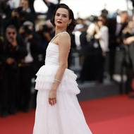 Na premiéře filmu Nouvelle Vague zazářila americká herečka Zoey Deutchová v zakázkových šatech na míru z hedvábné organzy od Chanel. 