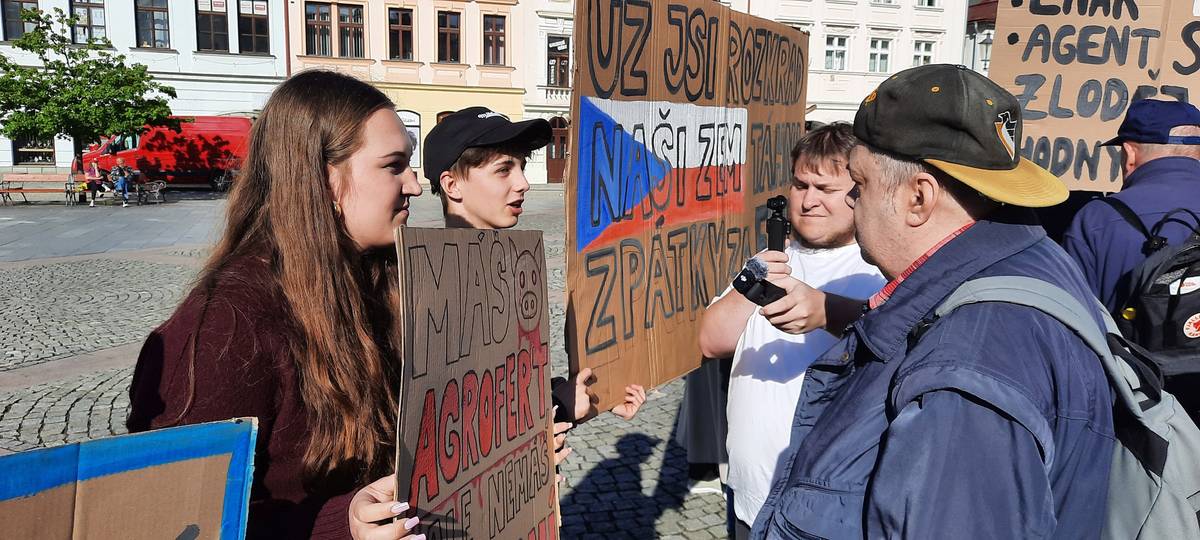 Někteří přívrženci Babiše si to šli s jeho odpůrci ve Frýdku-Místku vyříkat z očí do očí.