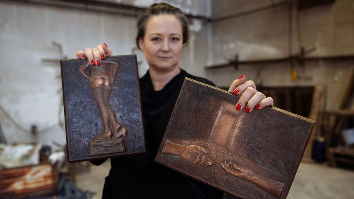 Bronzové reliéfy považuje Jan za poctu své tvorbě, říká Pavlína Saudková