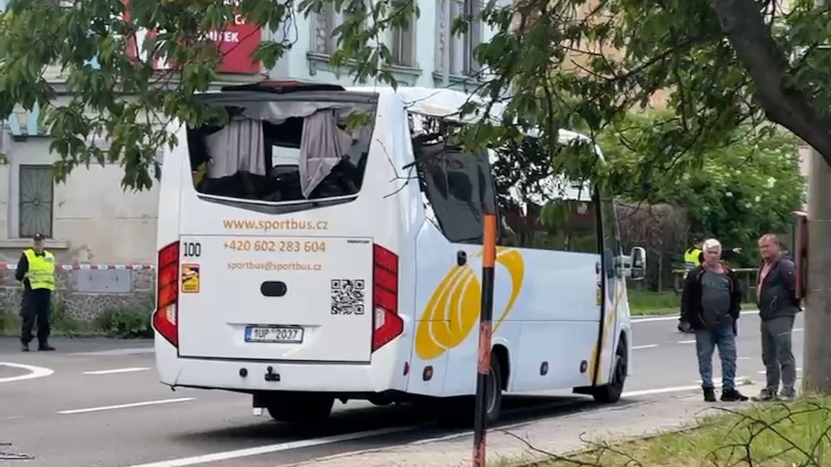 Narazil jsem do bílého sloupu, mínil řidič kamionu, který smetl autobus v Ústí