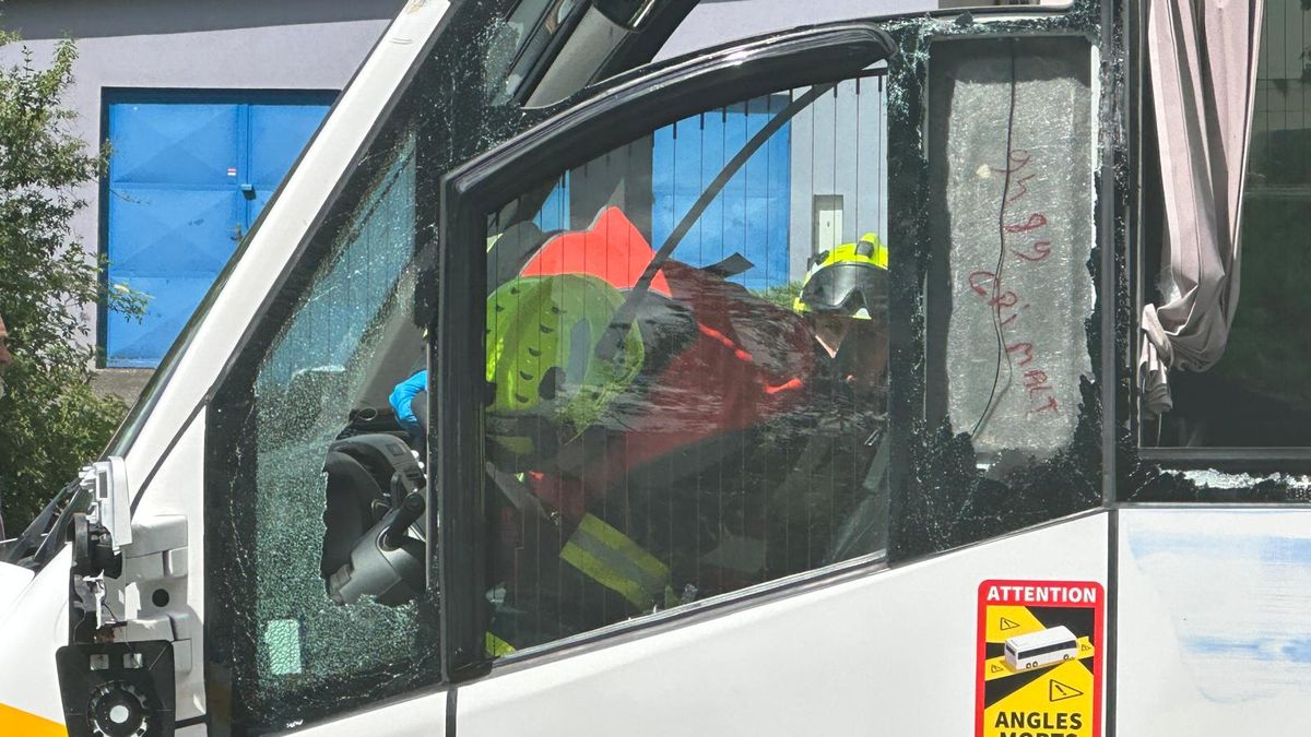 Kamion v Ústí nad Labem smetl autobus a ujel. Na místě jsou dvě desítky zraněných