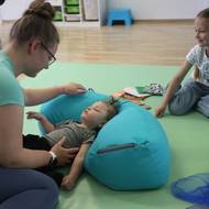 Victorka už rehabilituje v Ostravě, doprovází ji i starší sestra.