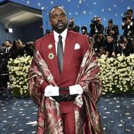 Zdobený kabát zvolil k obleku i herec Brian Tyree Henry.