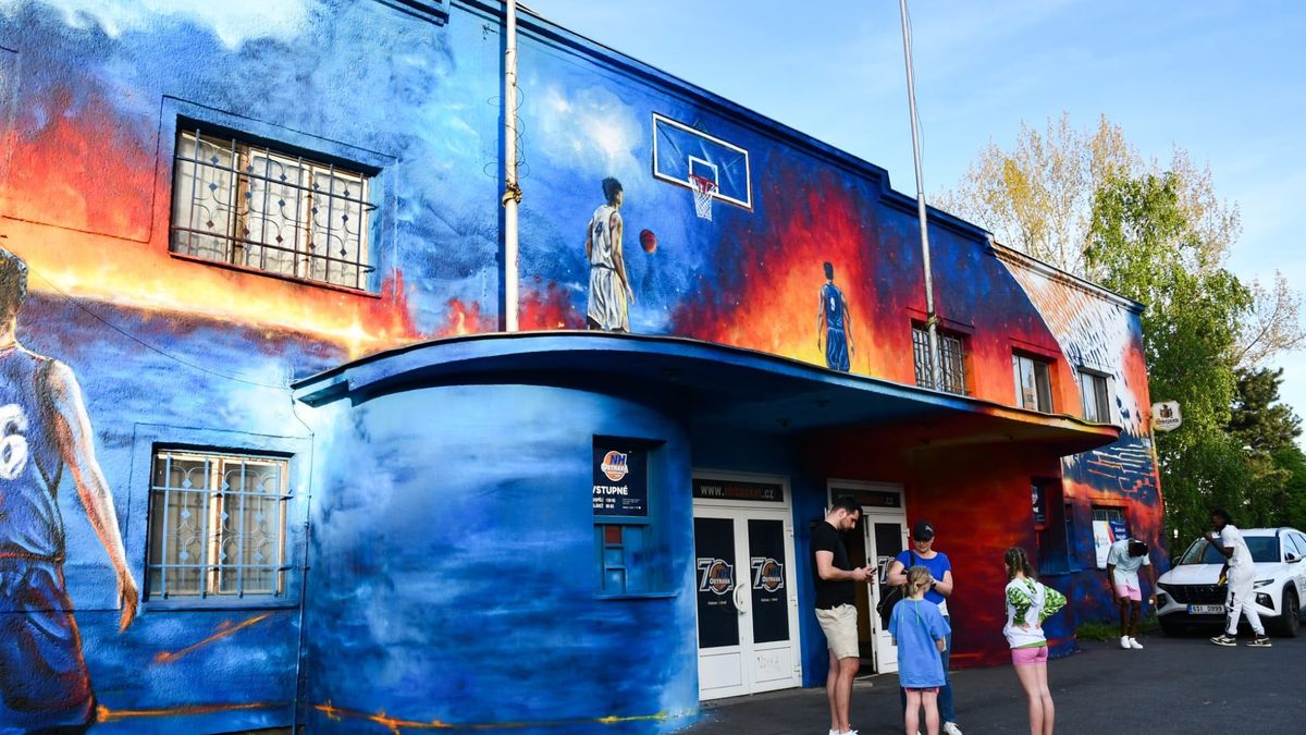 Ostrava se loučí s unikátně žebrovanou halou Tatran. Než půjde k zemi, dostala mural