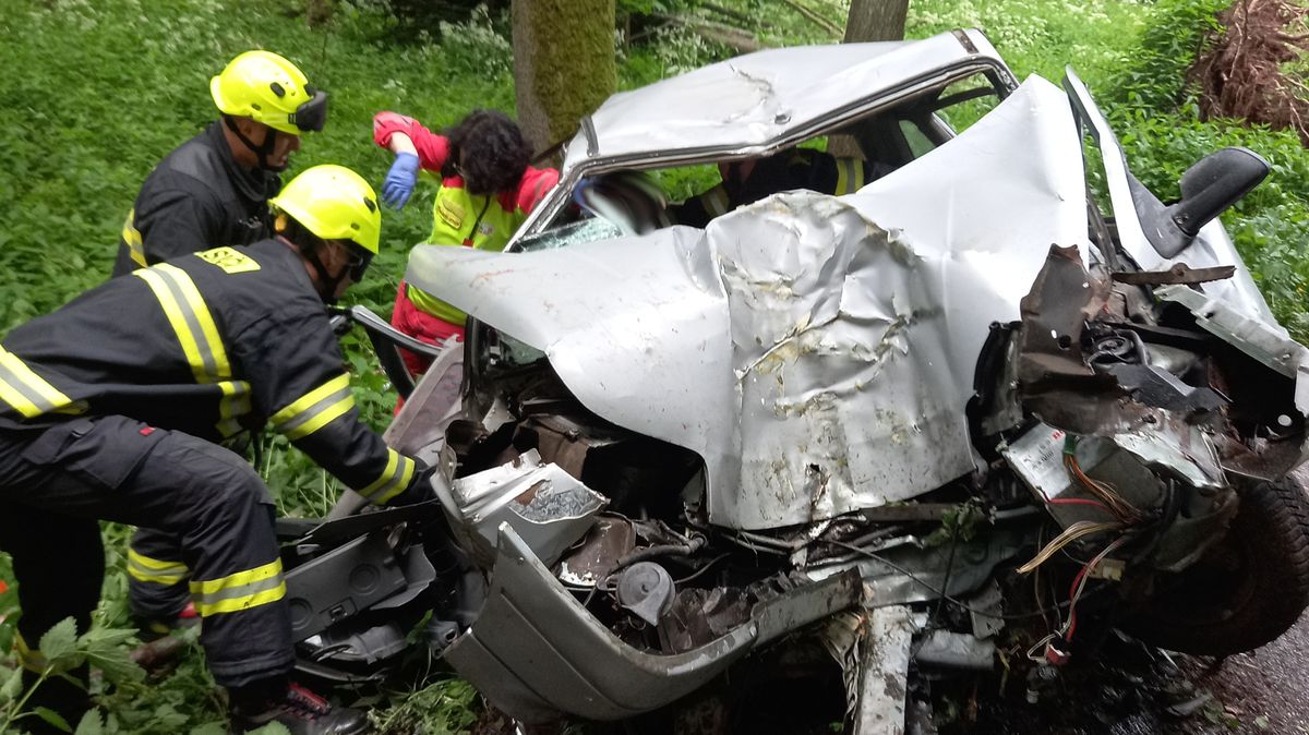 Devatenáctiletý spolujezdec zraněný při nehodě na Trutnovsku zemřel v nemocnici