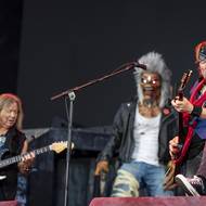 Zpěva kytarista Dave Murray, maskot Eddie a další kytarista Adrian Smith