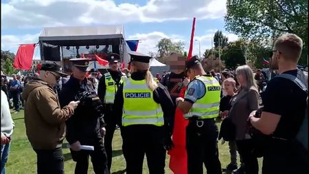 Na akci komunistů k 80. výročí konce války zatýkala policie