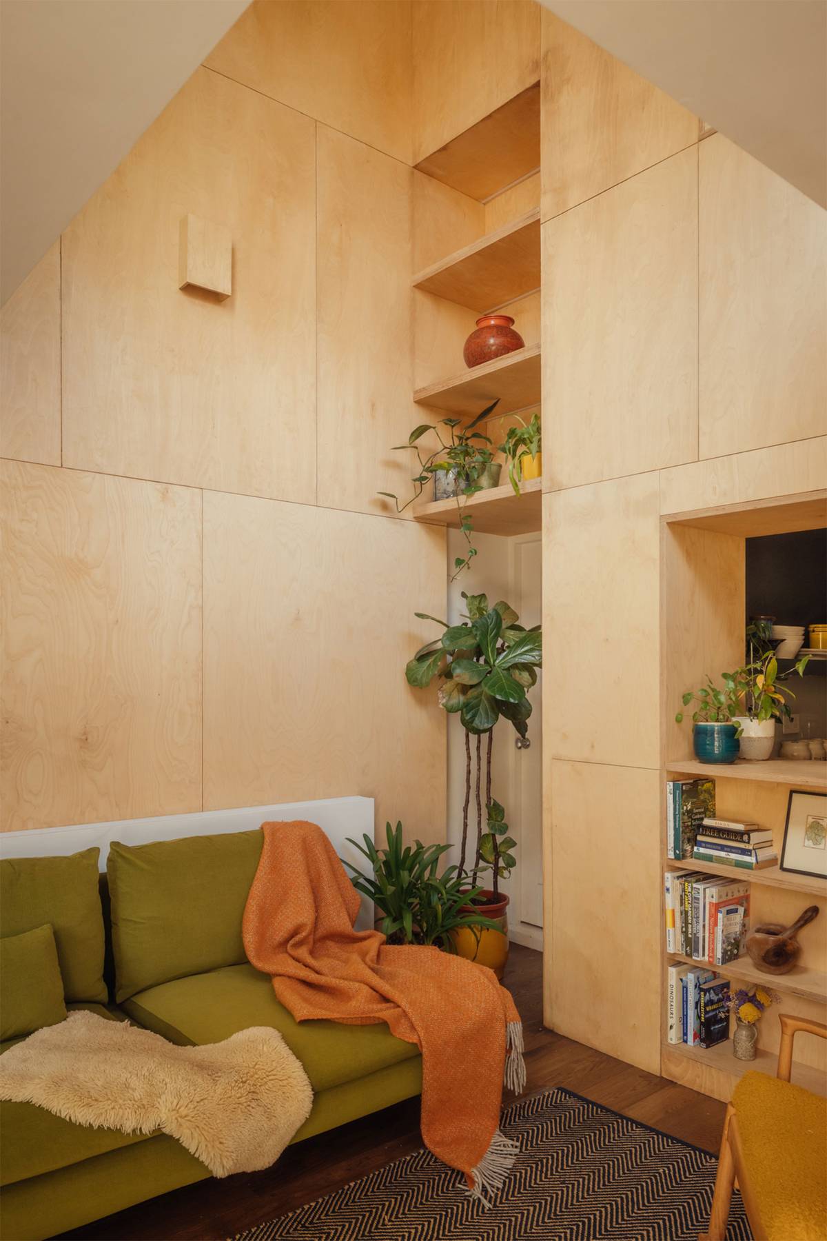 Interiéru vévodí světlé dřevo.