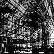 Obrovská konstrukce Hindenburgu ještě před potažením pláštěm. Materiál se Německu hodil, už zbrojilo na válku.