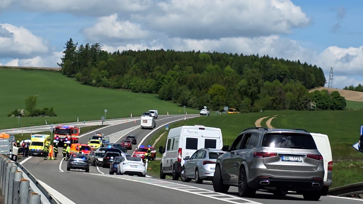Hromadné nehody zavřely dálnici u Brna a hlavní tah na jih Čech