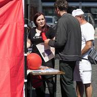 U stánku byly k dispozici omalovánky, bonbony a stranický tisk. 