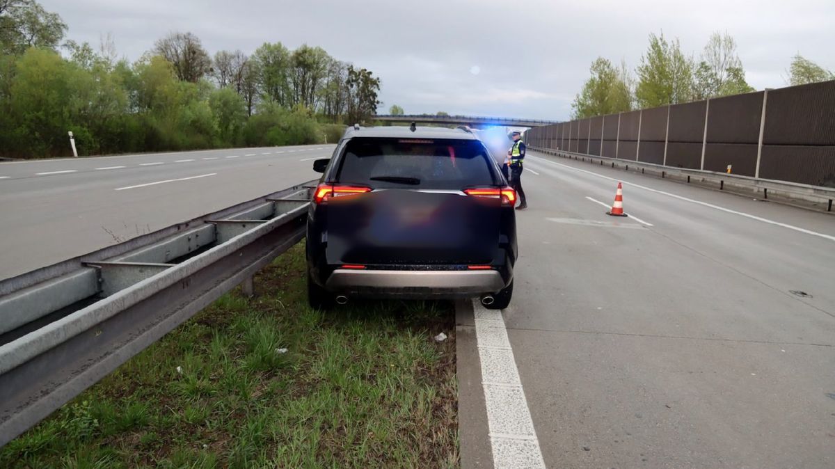 Řidič před zraky policistů vyskočil na D1 z jedoucího auta. Daleko neutekl