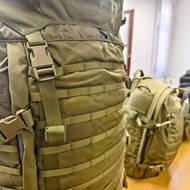 Sedmdesátilitrový batoh, kterých armáda dostala již 2500 kusů a další očekává. Batoh je kryt takzvaným průmyslovým vzorem. V pozadí menší batoh pro kratší operace a výcvik.