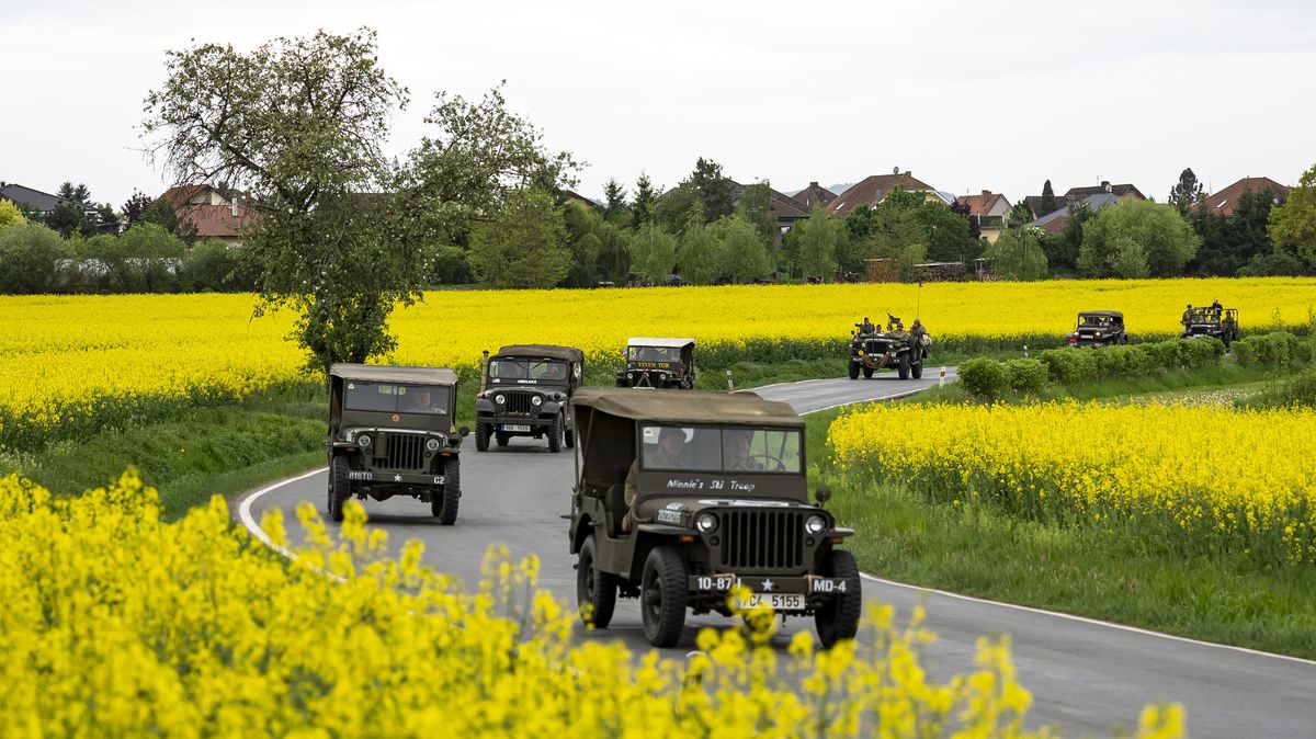 FOTO: Konvoj Vítězství burácel Plzní i krajem