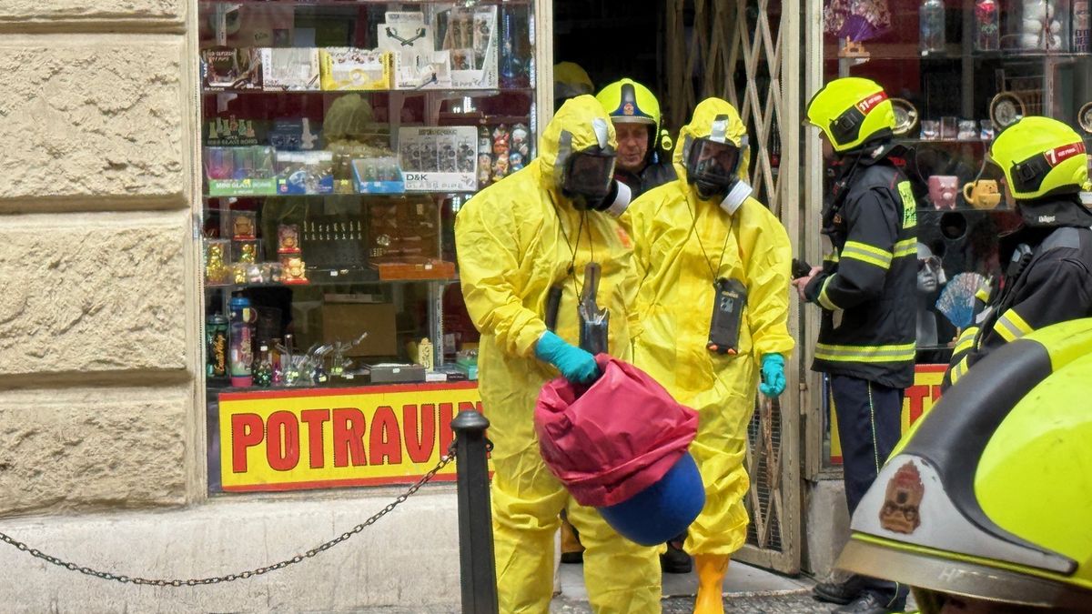 Zásah na Andělu. Kvůli nálezu drog ve večerce dorazili hasiči ve speciálních oblecích