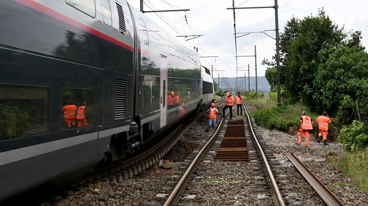 Bleskové záplavy podemlely koleje pod TGV, hasiči z něj evakuovali 500 lidí