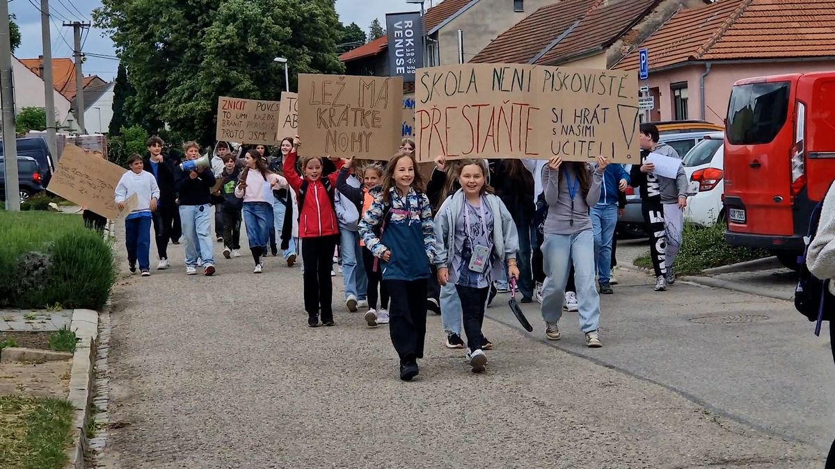 Žáci z Dolních Věstonic orodovali na radnici za odvolaného ředitele, dočkali se výhrůžek policií
