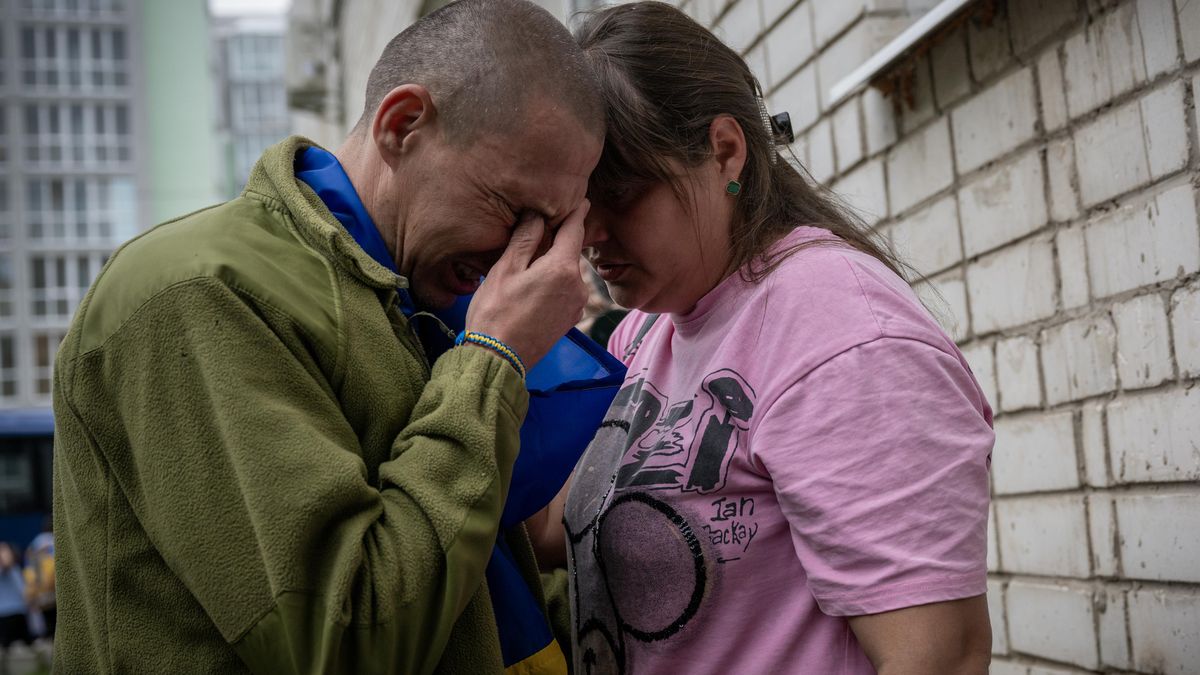 Český fotograf zaznamenal návrat ukrajinských zajatců. „Nejnádhernější den,“ radovala se manželka. Jiné smutně přihlížely