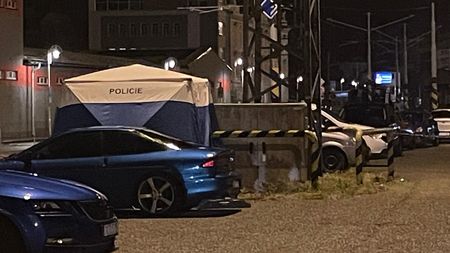 V Táboře v noci zemřel nezletilý chlapec. Ležel na ulici u nádraží