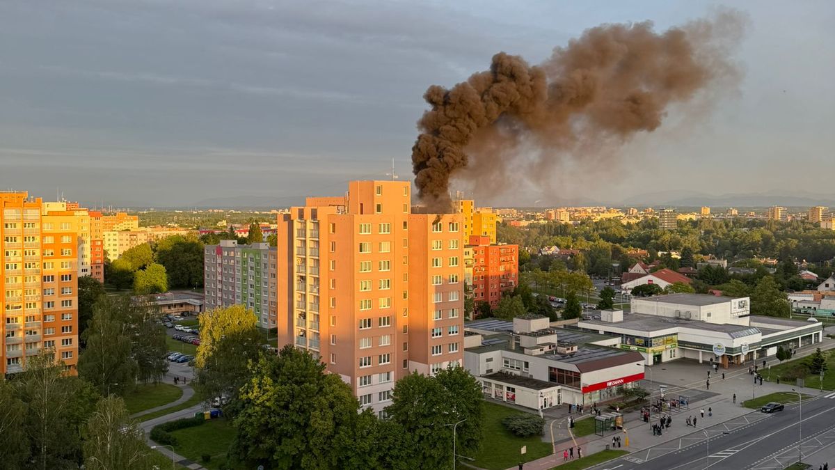 Poslední patro věžáku v Ostravě v plamenech. Šest desítek lidí je evakuováno, několik zraněných