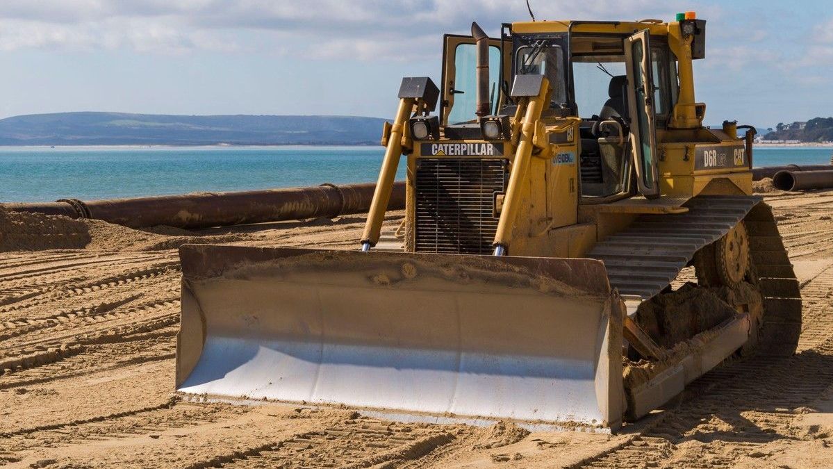 Buldozer při planýrování pláže u Rimini usmrtil ženu. Před zraky ostatních rekreantů