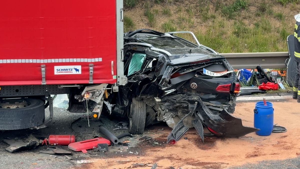 Vážná nehoda osobních aut a kamionu blokuje sjezd z D1 na Pražský okruh
