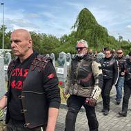 Noční vlci na spanilou jízdu vyjíždějí z Moskvy a jejich cílem je Berlín. Po cestě se zastavují na Slovensku i v Česku.