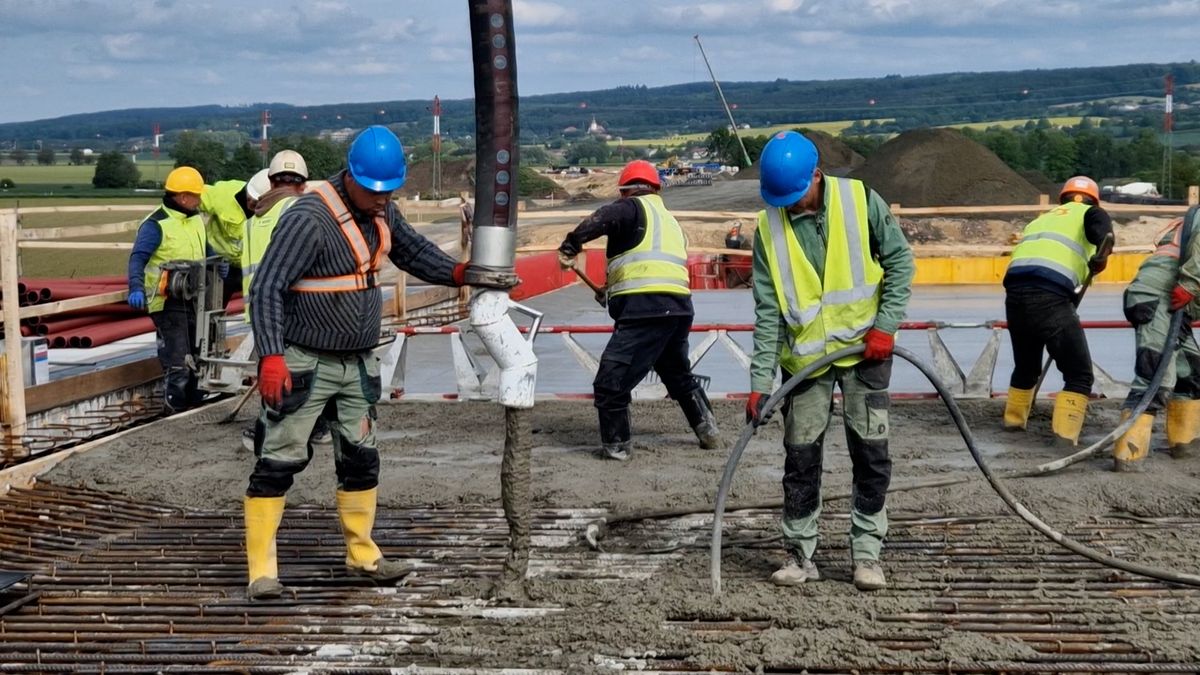Poslední tuny betonu a největší most D35 na úseku u Hořic už zdobí nazdobená májka