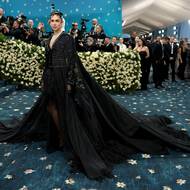 Model s pláštěm byl velmi efektní, přestože byl celý v černé barvě.