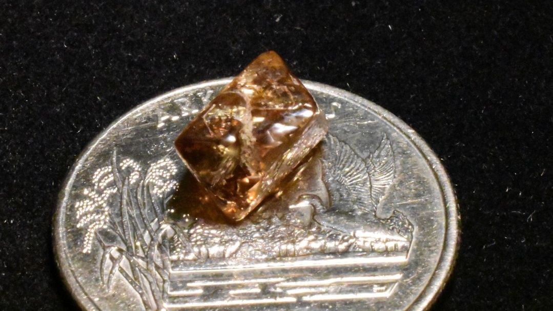 Myslel, že na zemi leží obal od bonbonu. Byl to téměř čtyřkarátový diamant