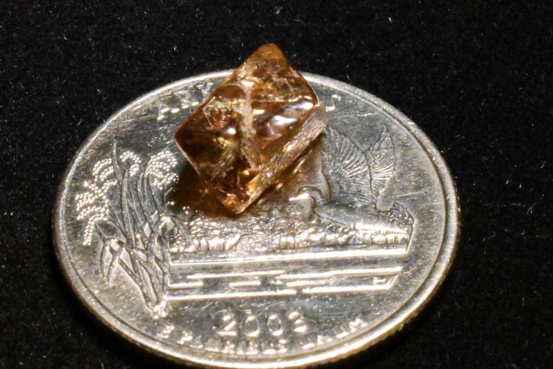 Myslel, že na zemi leží obal od bonbonu. Byl to téměř čtyřkarátový diamant