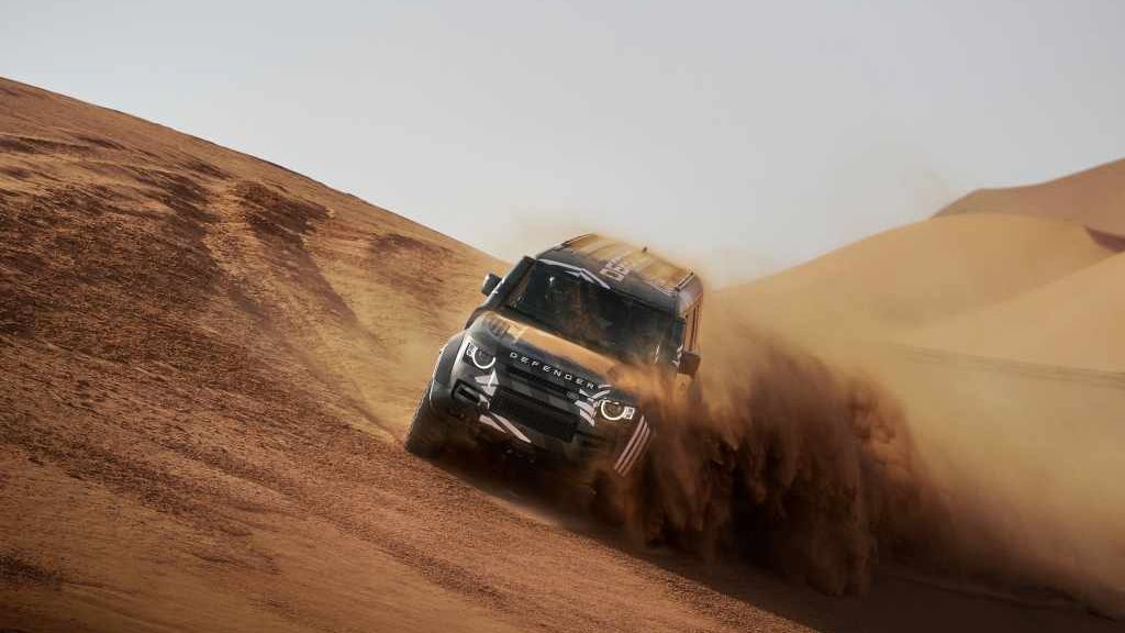 Land Rover ukázal dakarský speciál, má blízko k sériovému vozu