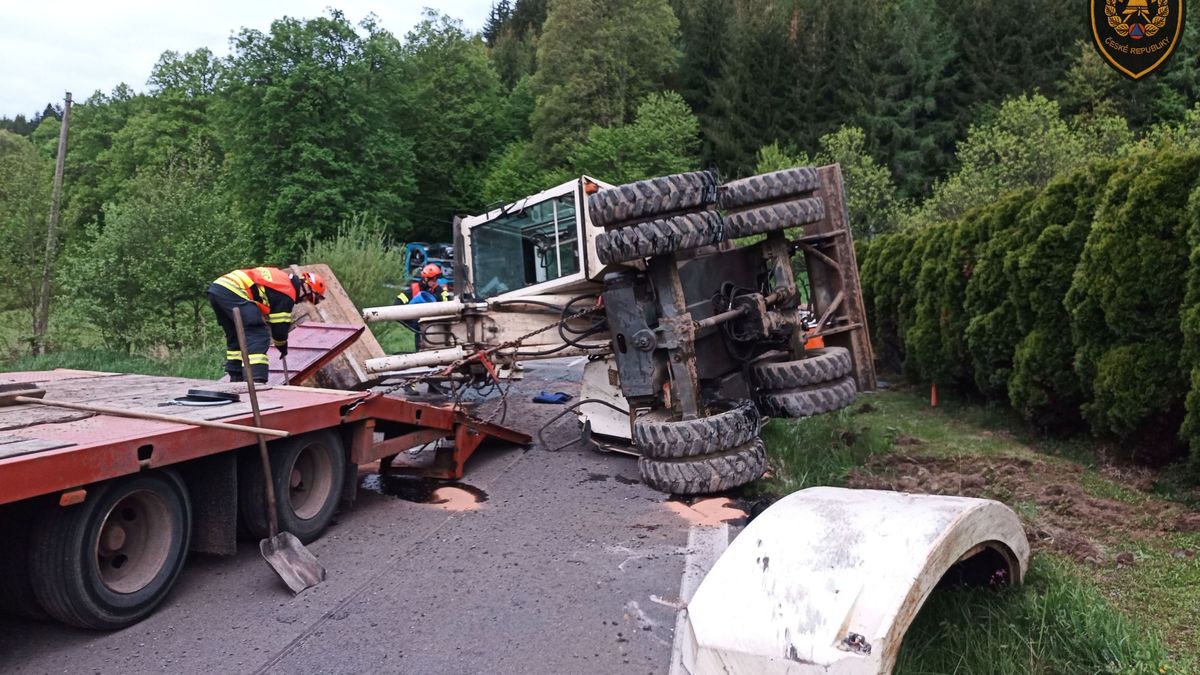 Bagr při transportu spadl na Zlínsku z podvalníku
