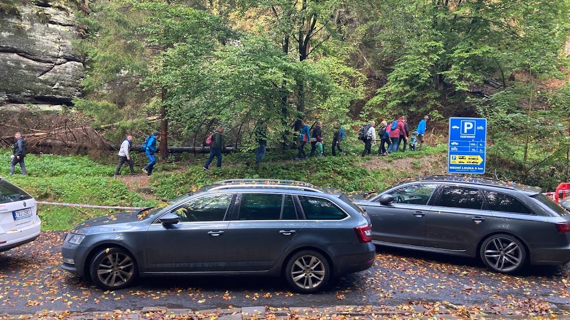 Kvůli náporu turistů v Českém Švýcarsku kolabovala doprava v Hřensku