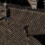 Komín je na střechu namontovaný jen dočasně. Po zvolení nového papeže se znovu sundá.