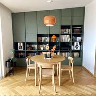 Obývací stěna na míru, opět v zeleném odstínu. Designovým prvkem jsou oranžová stropní svítidla.