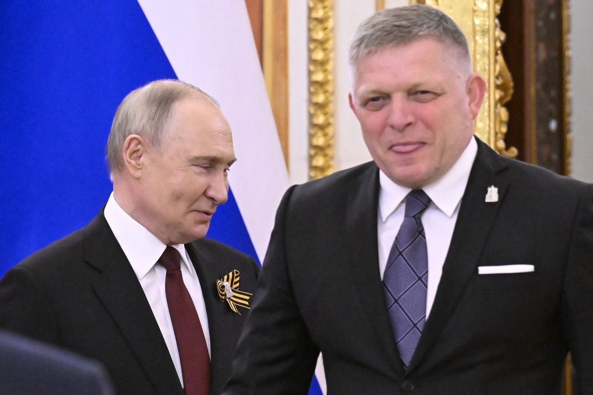 Máte takovou sportovní chůzi, lichotil Putin Ficovi. Maladěc, poplácal ho po rameni Lukašenko