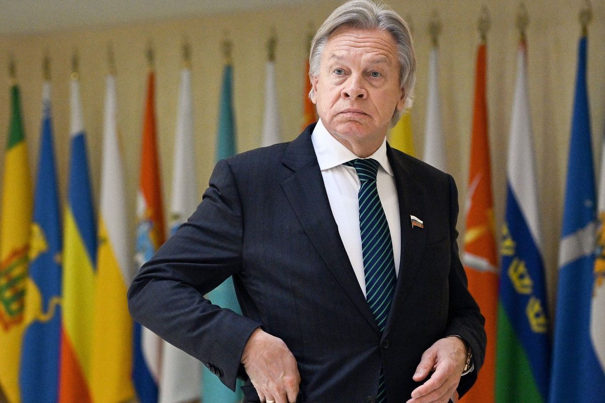 Evropská unie se postupně mění na evropské NATO, tvrdí ruský senátor