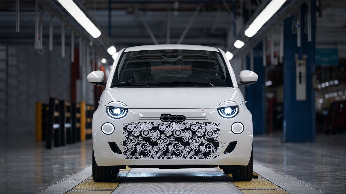 Měl být jen elektromobilem, ale neuspěl. Nový Fiat 500 tak už sjíždí z pásů i se spalovacím motorem