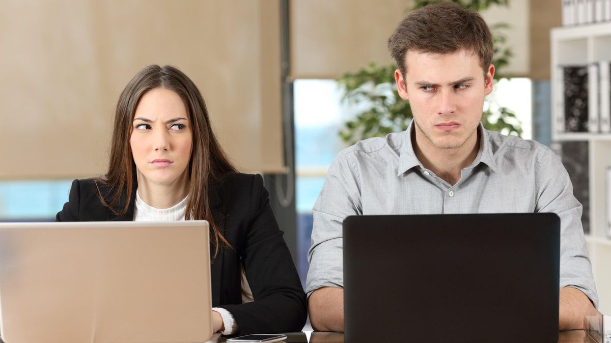Závist na pracovišti lze překonat třeba regulací emocí či podporou pozitivních vztahů 
