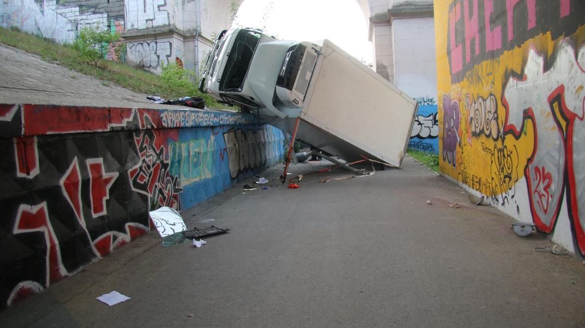 Nepochopitelná jízda. Dodávka se skutálela pod viadukt, skončila jen kousek od řeky