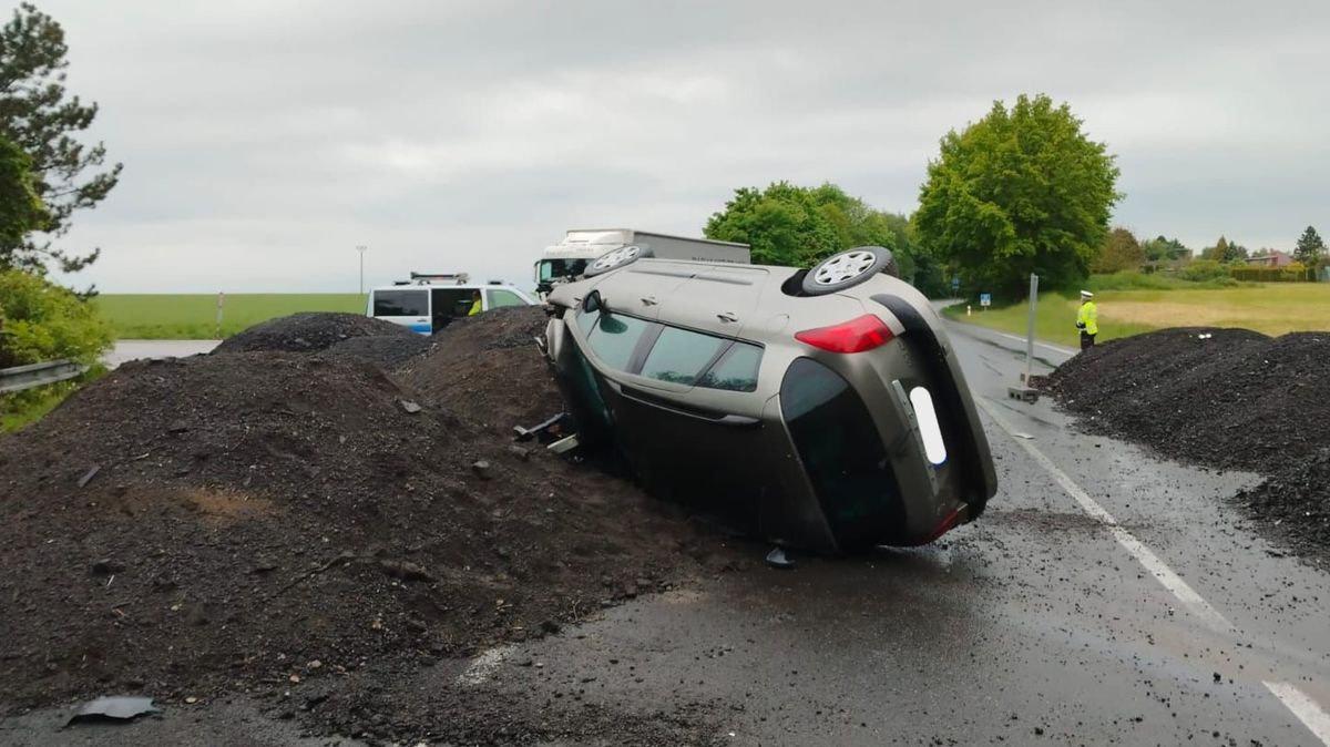 Řidič projel zákaz a otočil auto na bok. Na staveništi mostu zranil sebe i spolujezdce
