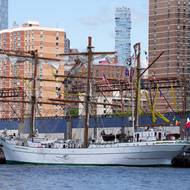 Chlouba mexického námořnictva – plachetnice Cuauhtémoc – v newyorském doku 