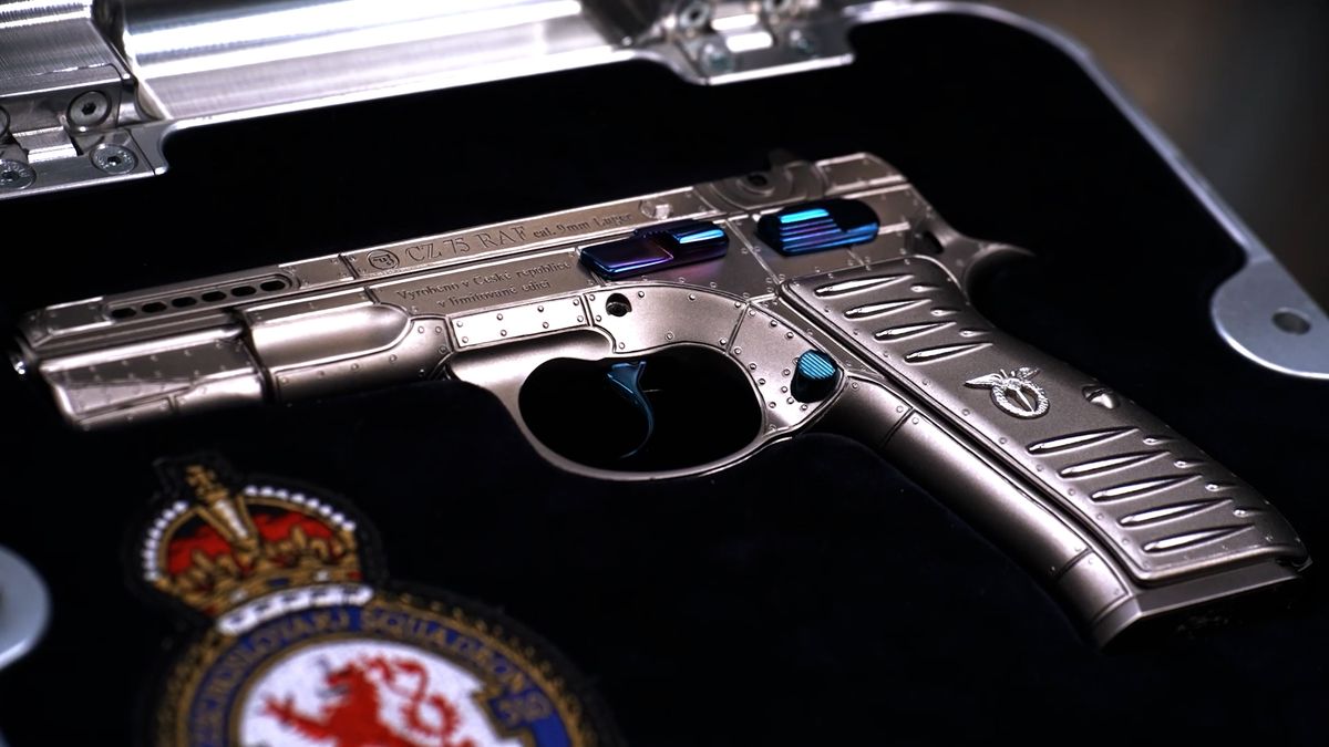Unikátní sběratelská série pistolí vzdává hold československým letcům