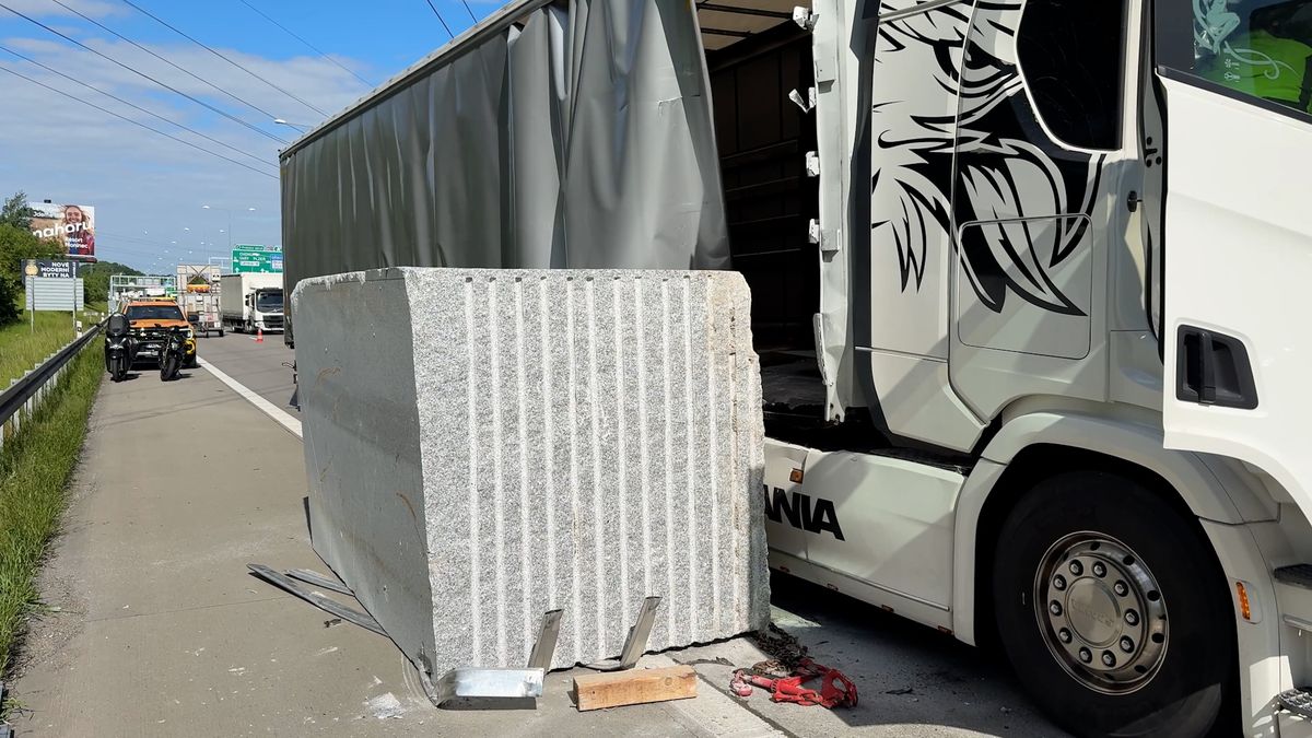 Z kamionu na Pražském okruhu vypadl 25tunový kvádr